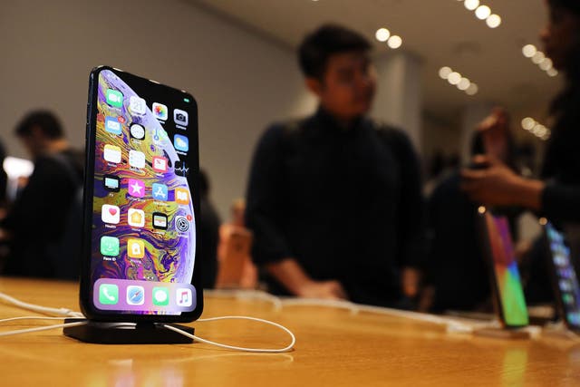 eople purchase the new iPhone XS and XS Max at the Apple store in Midtown Manhattan