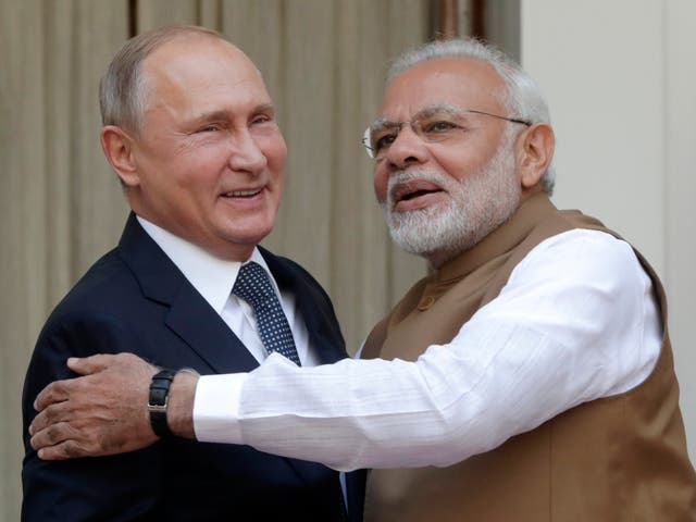 Vladimir Putin (L) and Narendra Modi (R) meet at Hyderabad House in Delhi