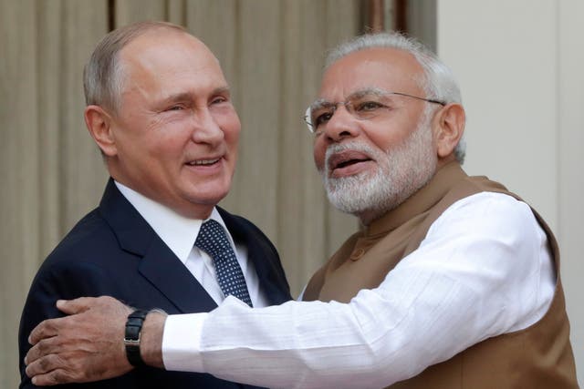 Vladimir Putin (L) and Narendra Modi (R) meet at Hyderabad House in Delhi
