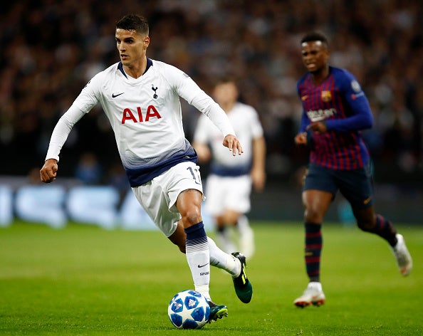 Erik Lamela dribbles with the ball against Barcelona