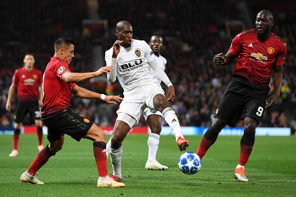 Geoffrey Kondogbia battles with Man United's players