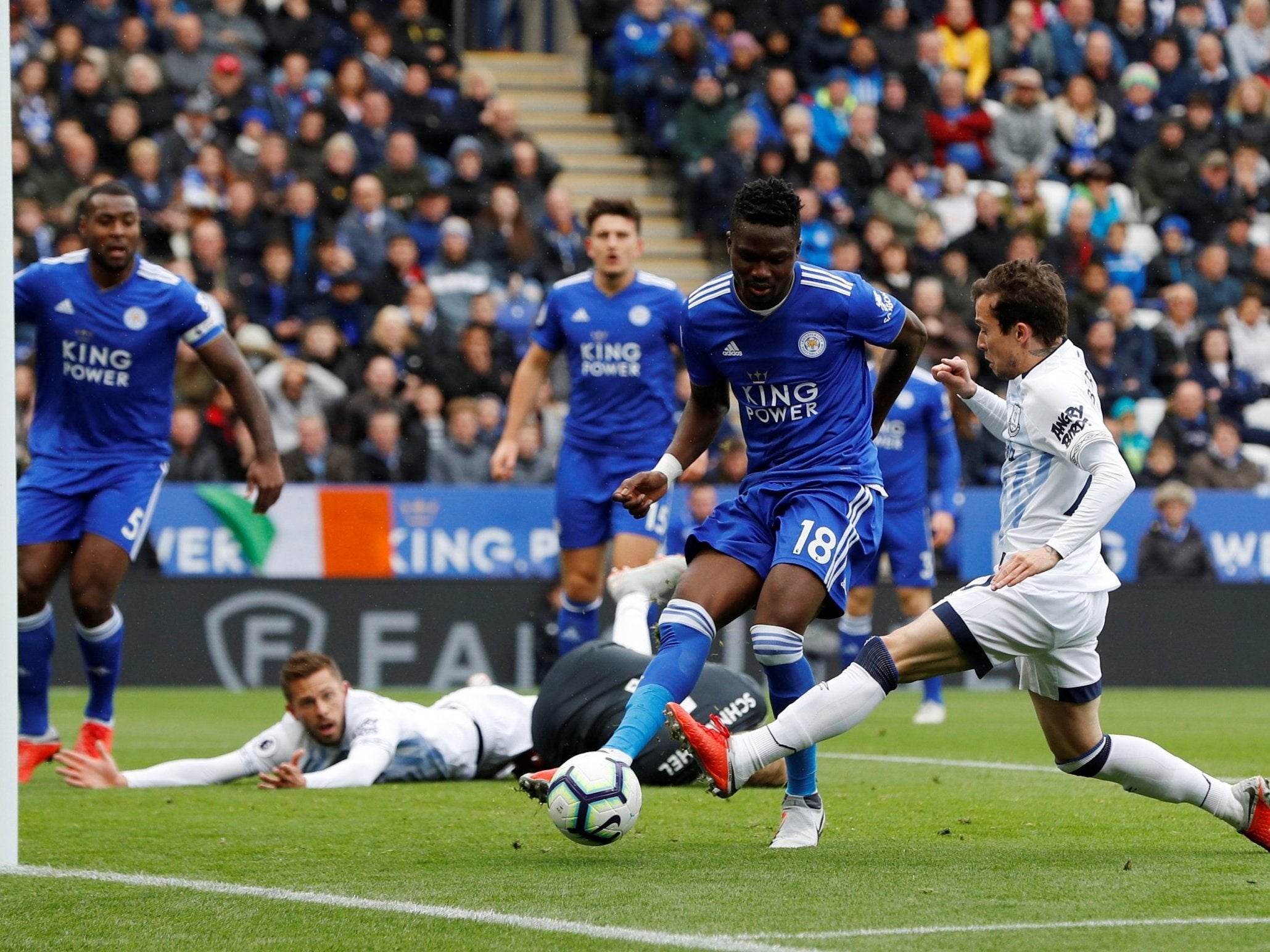 Bernard goes close for Everton against Leicester