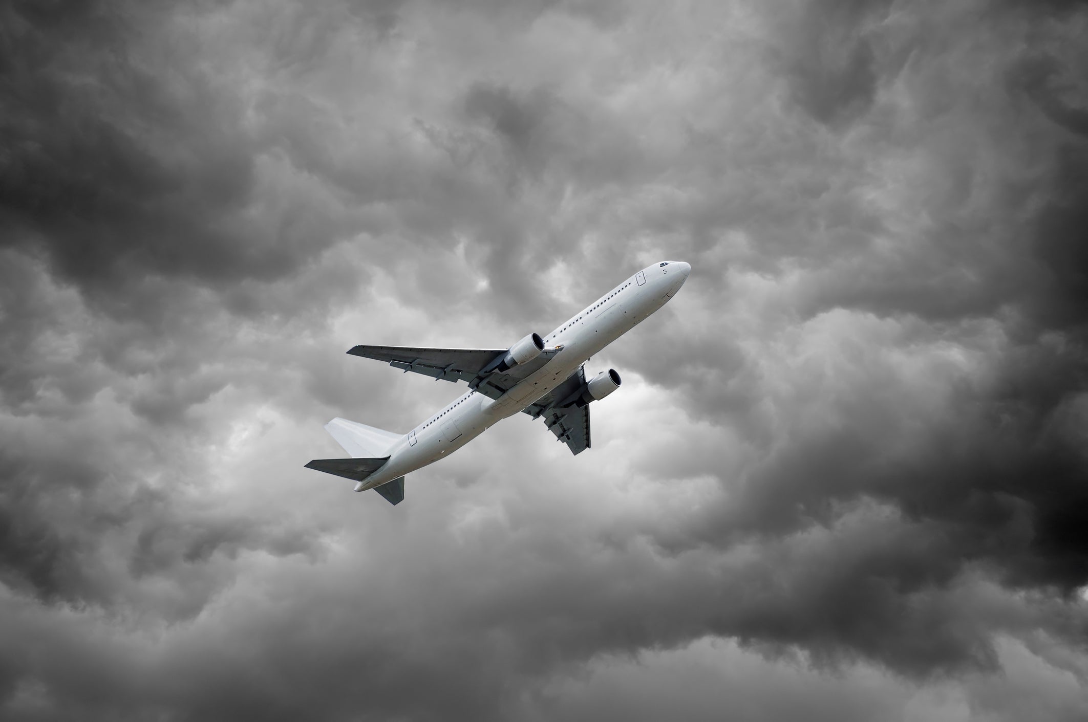 Dramatic footage emerges of Ryanair plane battered by high winds The