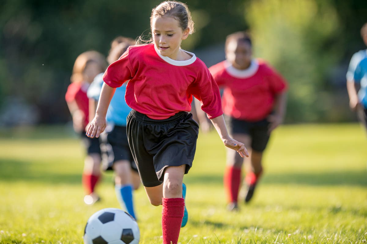 She doesn t play football. Футбол девочки. Дети играют в футбол. Ребенок девочка футболист. Маленькая девочка футболистка.