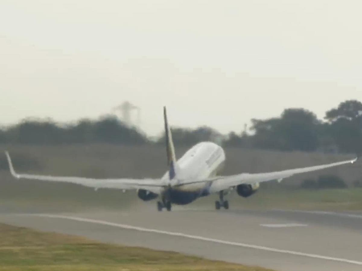 Dramatic footage emerges of Ryanair plane battered by high winds | The ...