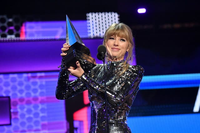 Taylor Swift with her Artist of the Year award at this year's AMAs