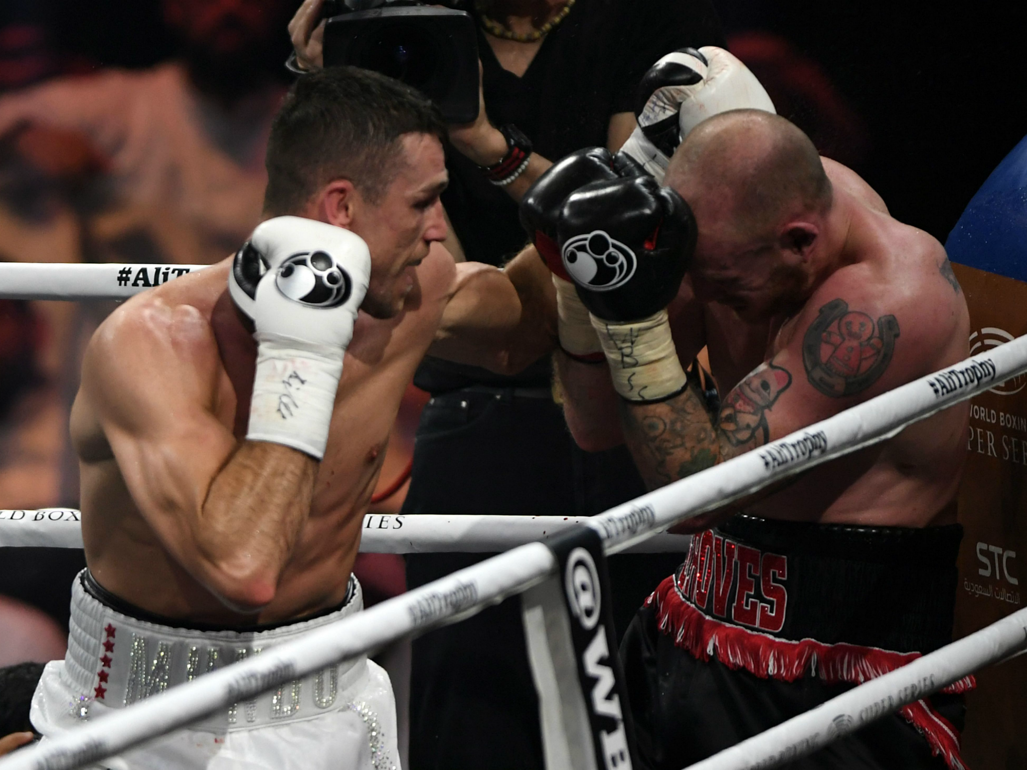 Smith overwhelmed Groves in the seventh round after a big left hook