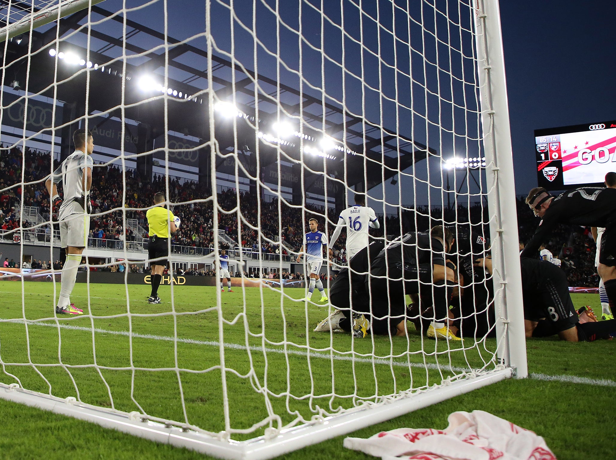 DC United celebrate their late winner over Dallas