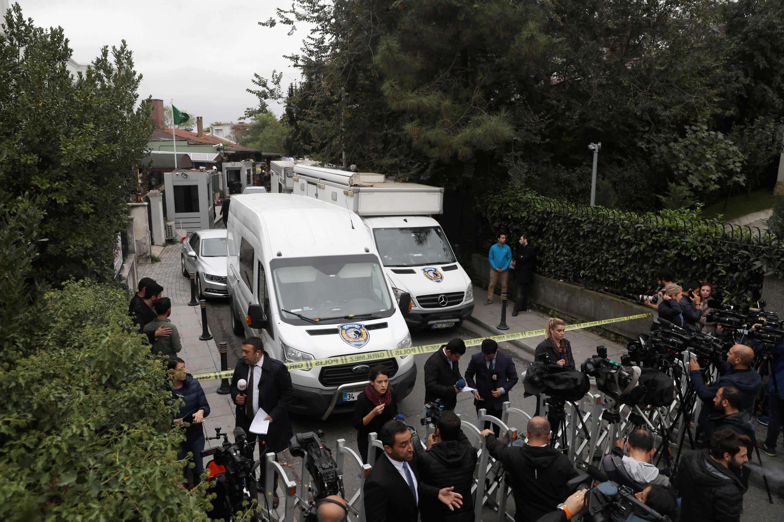 Turkish police arrive to investigate the Saudi Arabian consulate general residence