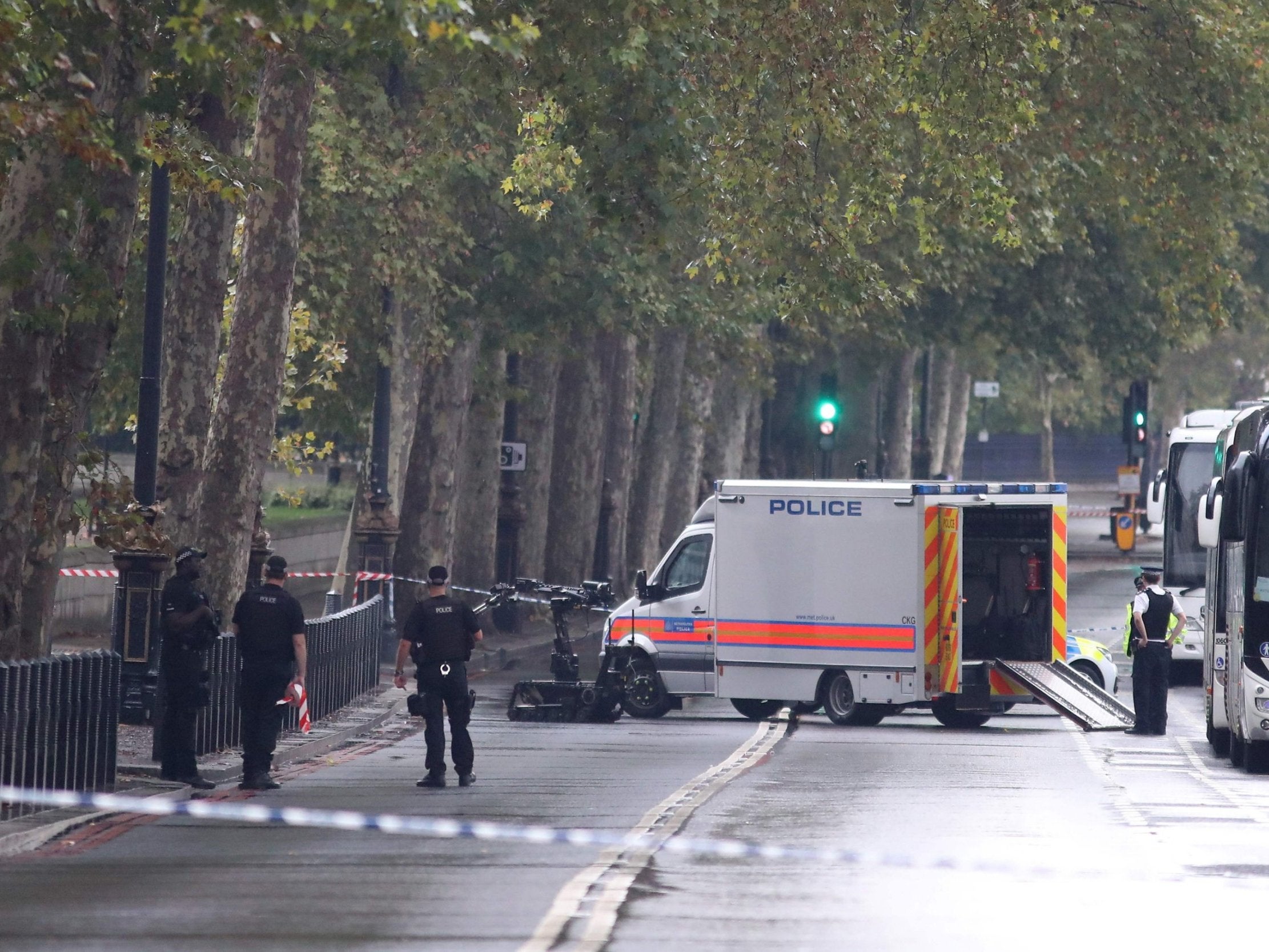 Westminster bomb scare: Roads closed over &apos;suspicious package&apos; near parliament