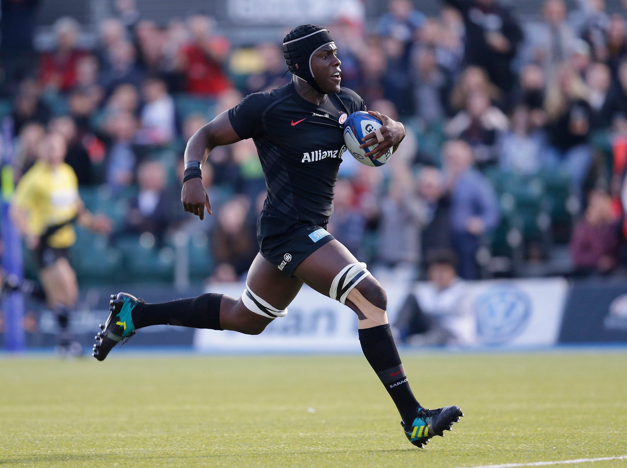 Maro Itoje of Saracens runs in to score his sides first try