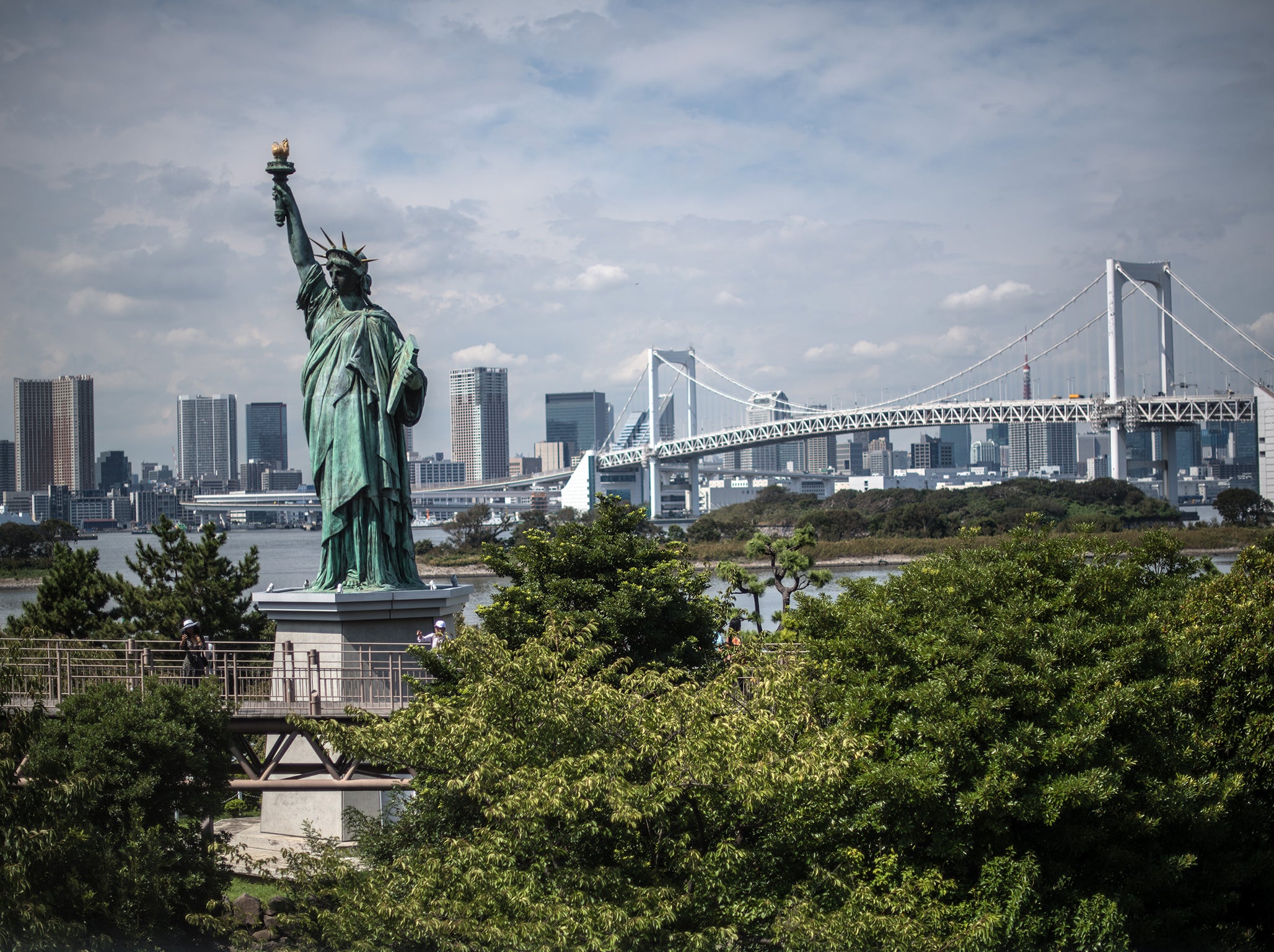 A replica Statue of Liberty and the Rainbow Bridge in Odaiba Marine Park