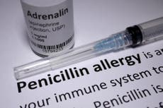 How common is a penicillin allergy and what are the symptoms?