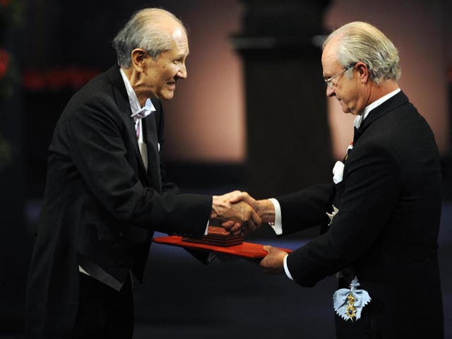 Shimomura receiving his Nobel gold medal from Swedish king Carl XVI Gustaf in Stockholm in 2008