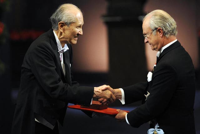 Shimomura receiving his Nobel gold medal from Swedish king Carl XVI Gustaf in Stockholm in 2008