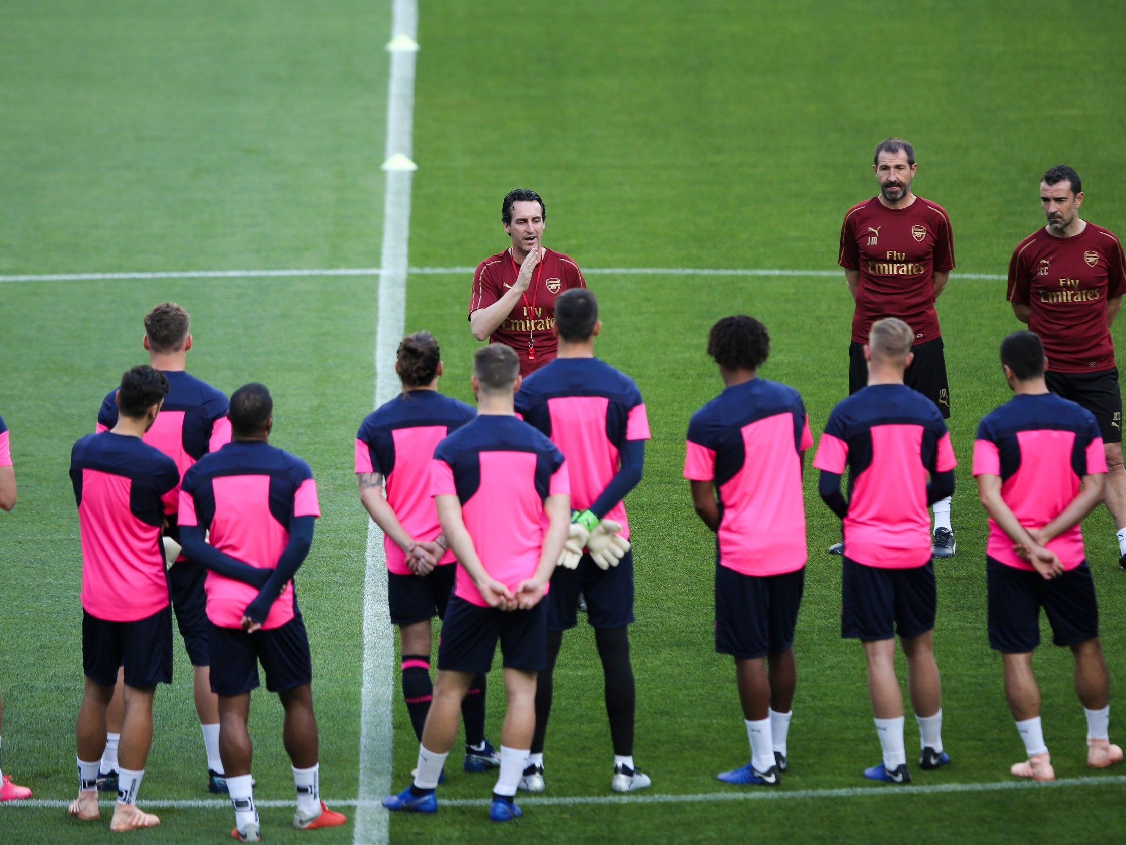 Unai Emery addresses his players in Lisbon