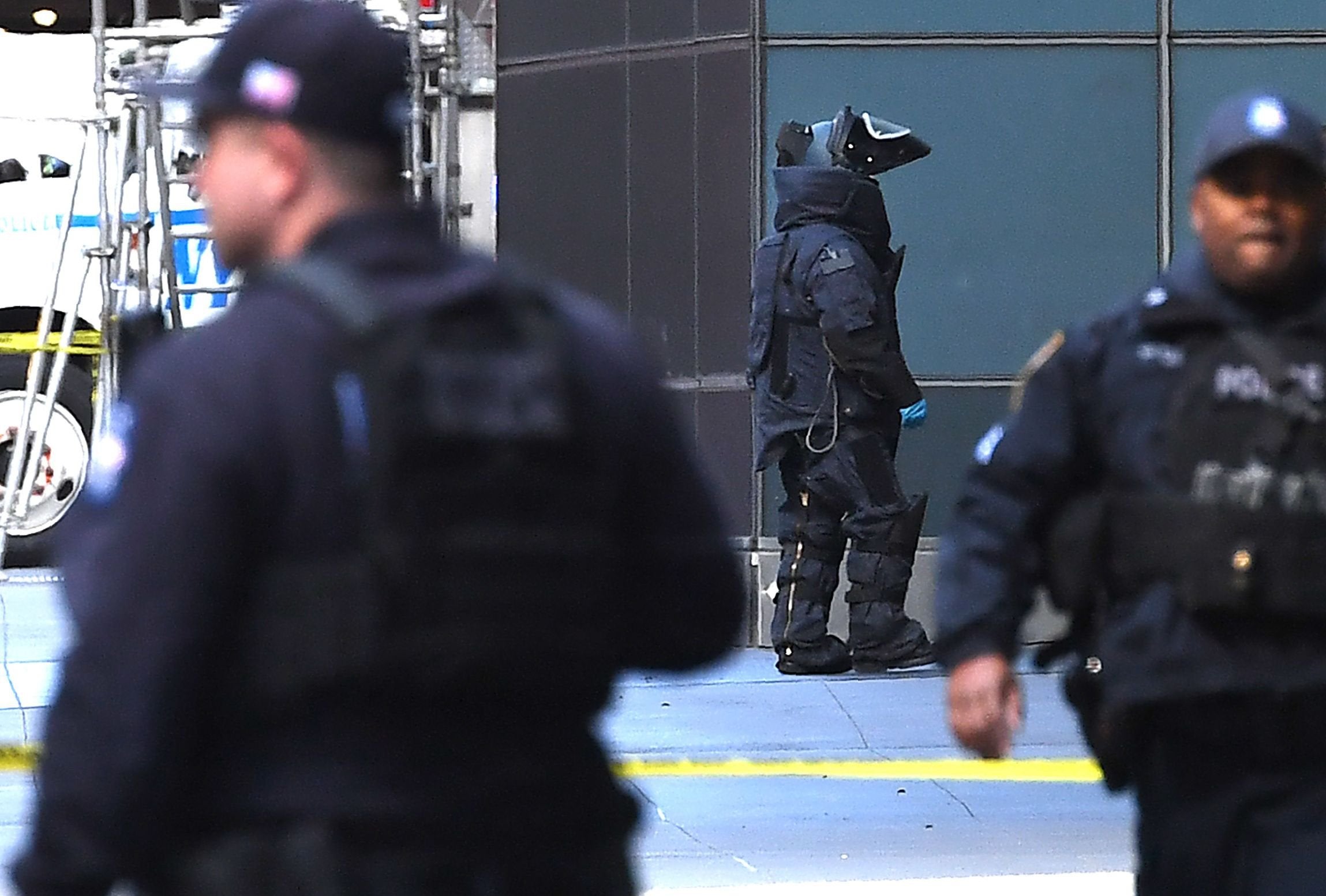 New York City Police Department Bomb Unit personnel arrive outside the Time Warner Building on 24 October 2018 after an explosive device was delivered to CNN's New York bureau. (TIMOTHY A. CLARY/