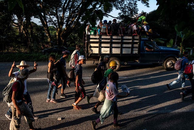 Honduran migrants heading in a caravan to the US, walk near Mapastepec, southern Mexico on 25 October 2018.  (Photo by Guillermo Arias / AFP)GUILLERMO ARIAS