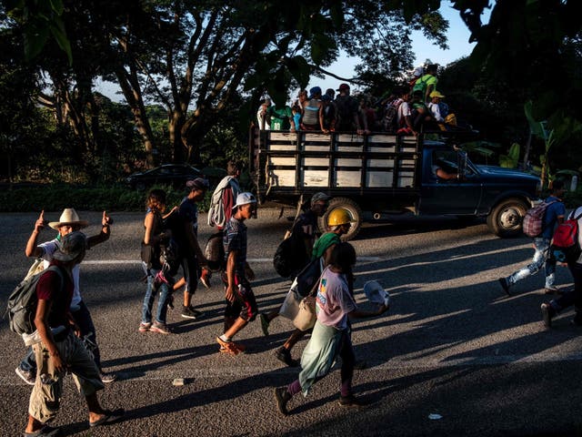 Honduran migrants heading in a caravan to the US, walk near Mapastepec, southern Mexico on 25 October 2018.  (Photo by Guillermo Arias / AFP)GUILLERMO ARIAS