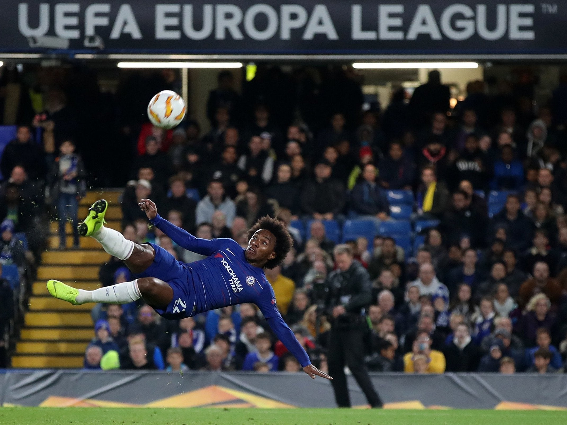 Willian tries his luck at the spectacular