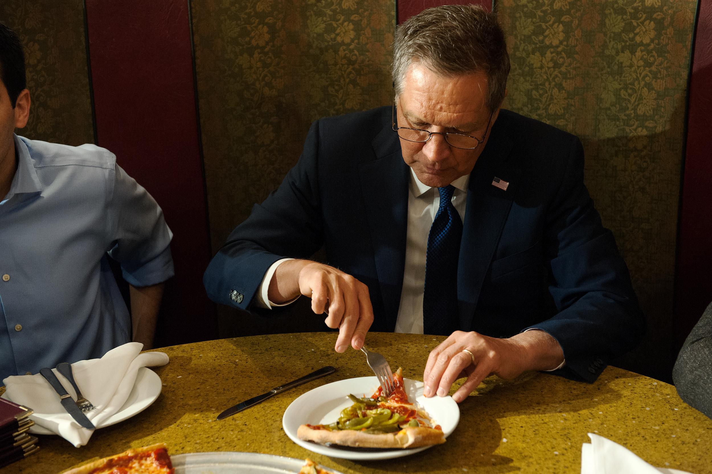 Kasich used a fork and knife to eat his pizza (Getty)