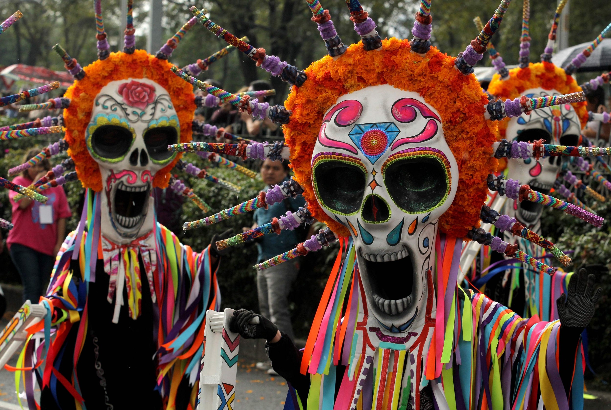 Актуальность дня мертвых. Санта Муэрте Мексика карнавал. Диа де Лос Муэртос. Dia de los muertos Мексика. Парад мертвых в Мексике.