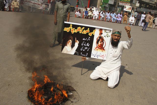 Supporters of Islamic political party TLP hold placards reading in Urdu 'Hang Asia bibi' after the Supreme Court acquitted Asia Bibi