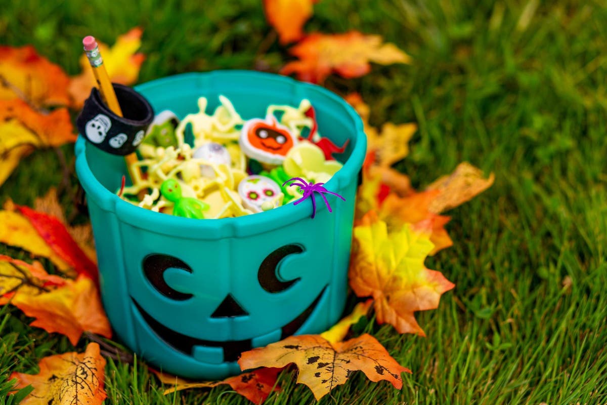 What do blue or teal Halloween buckets mean? 
