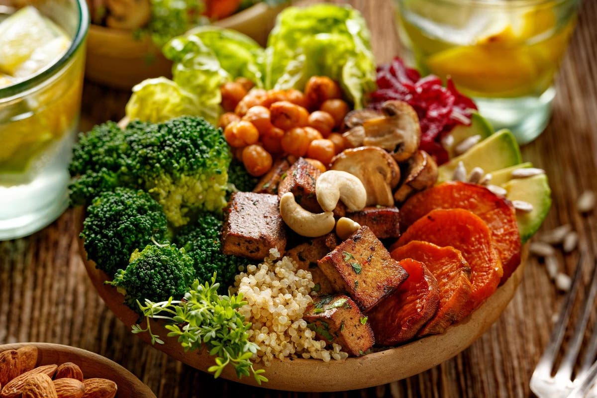 Вегетарианская еда на столе. Правильное питание фото. Растительное питание. Веганский набор продуктов.