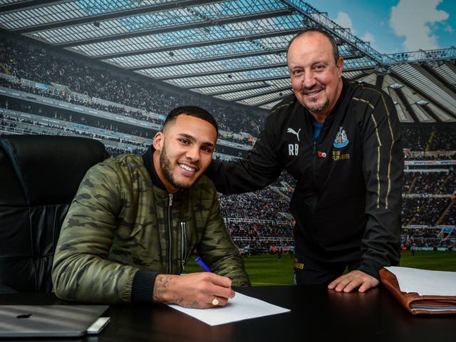 Jamaal Lascelles poses for a photo with Newcastle United manager Rafael Benitez