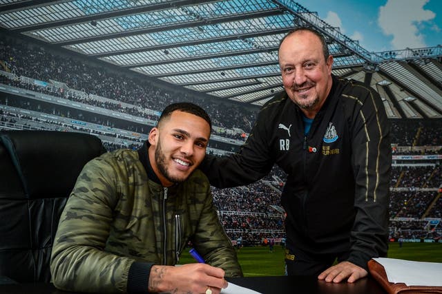 Jamaal Lascelles poses for a photo with Newcastle United manager Rafael Benitez