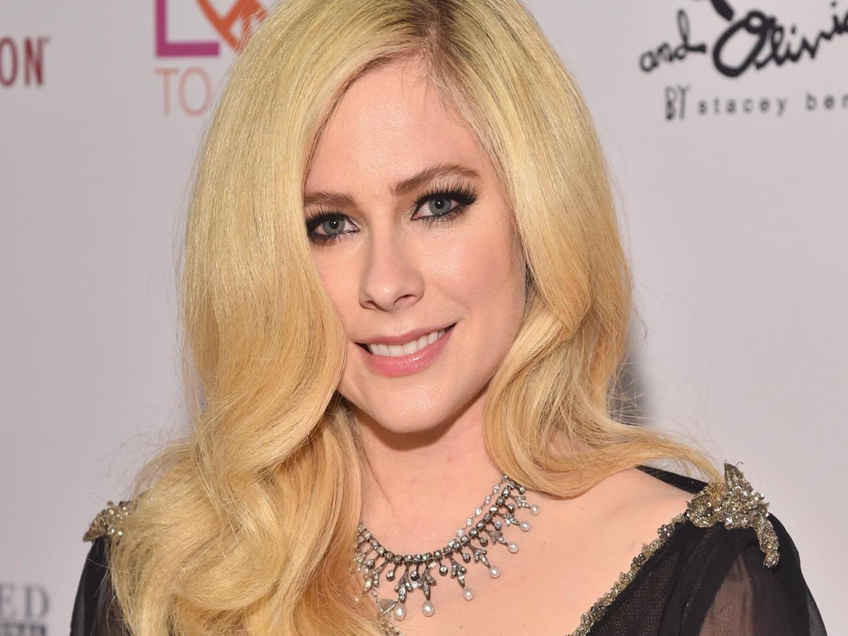 Avril Lavigne responds to conspiracy theory that she died years ago and was  replaced by lookalike | The Independent | The Independent