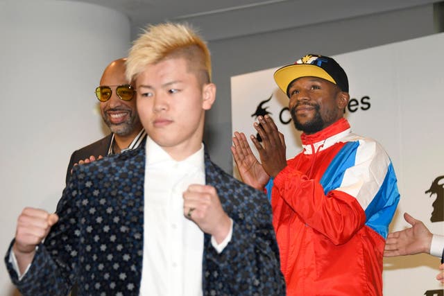 Floyd Mayweather claps as Japanese kickboxer Tenshin Nasukawa strikes a pose