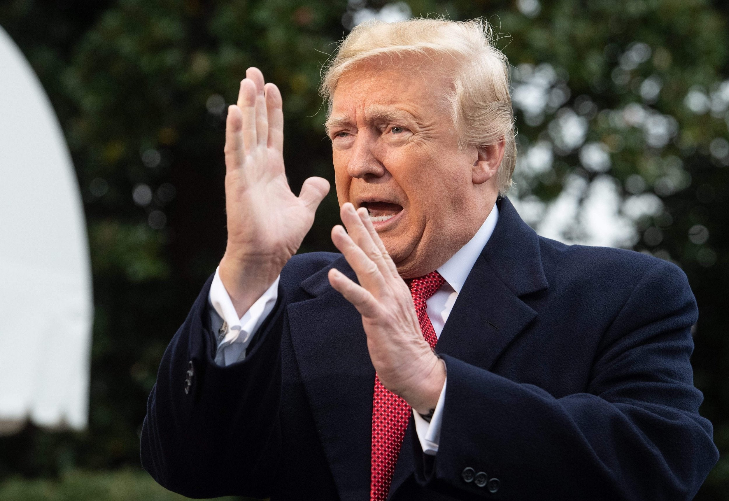 Donald Trump fala à imprensa antes de deixar a Casa Branca com destino a Paris em novembro de 2018.