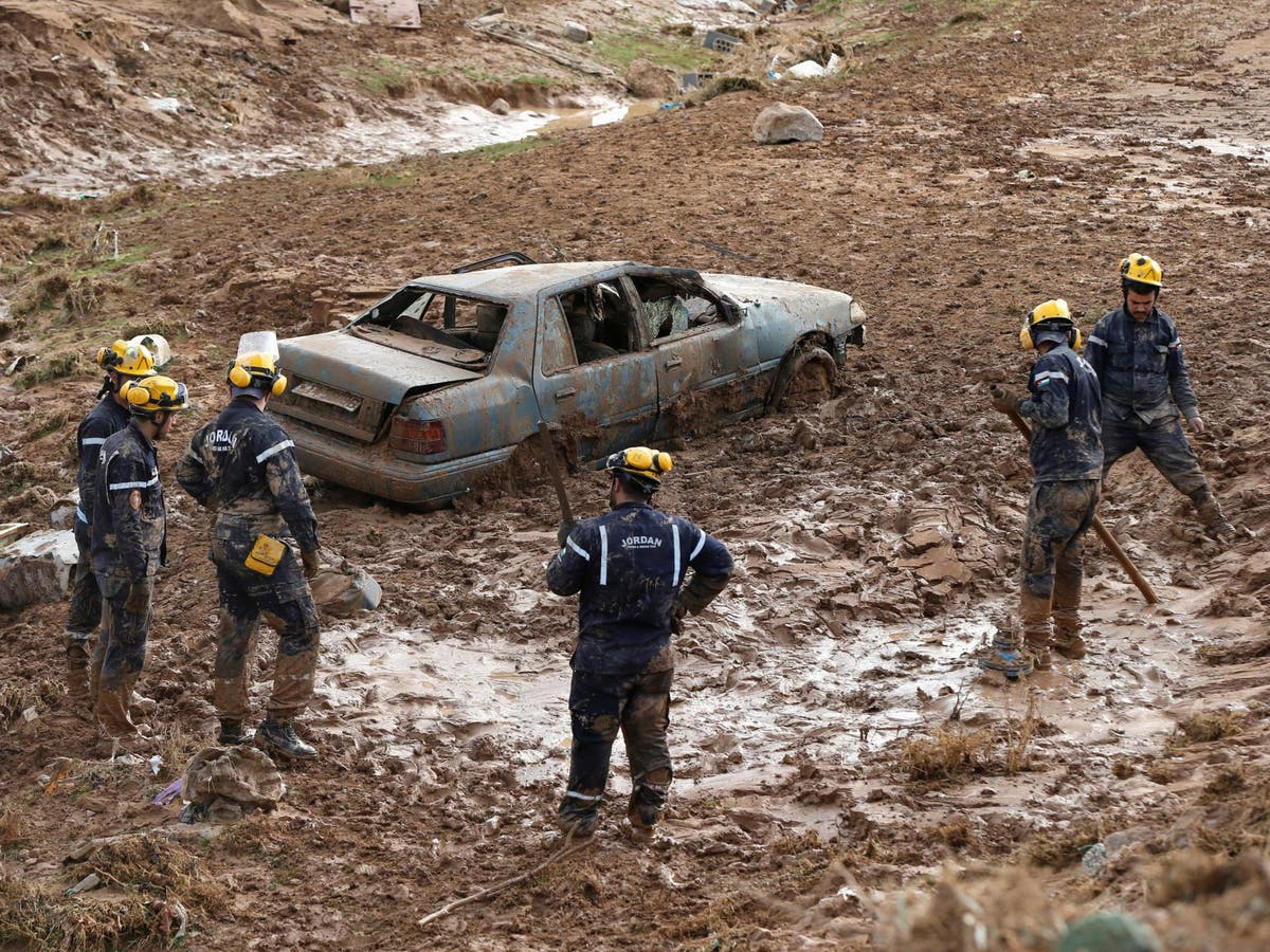 Jordan flash floods Eleven killed and thousands of tourists evacuated