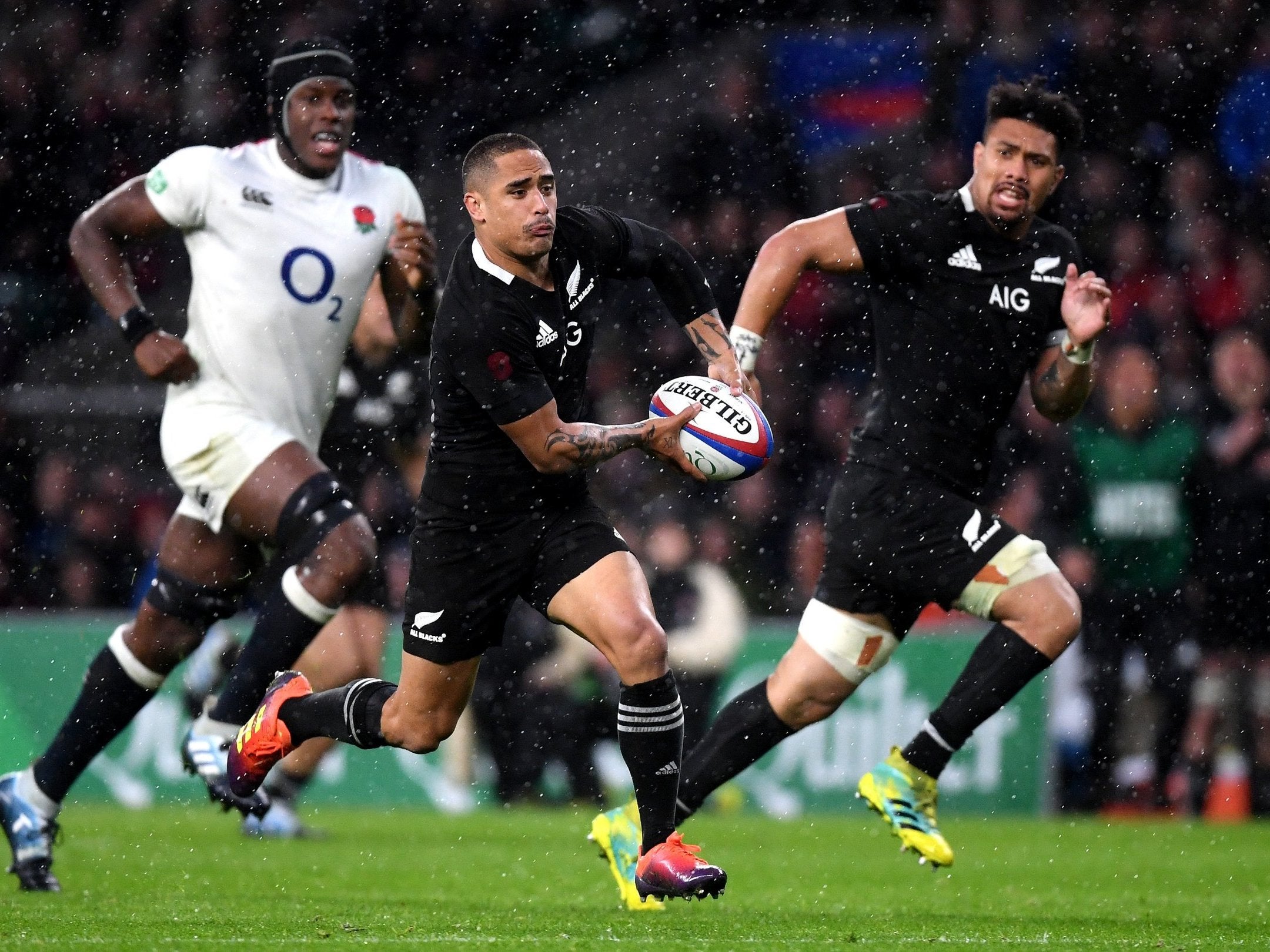 Aaron Smith gets on the ball for the All Blacks