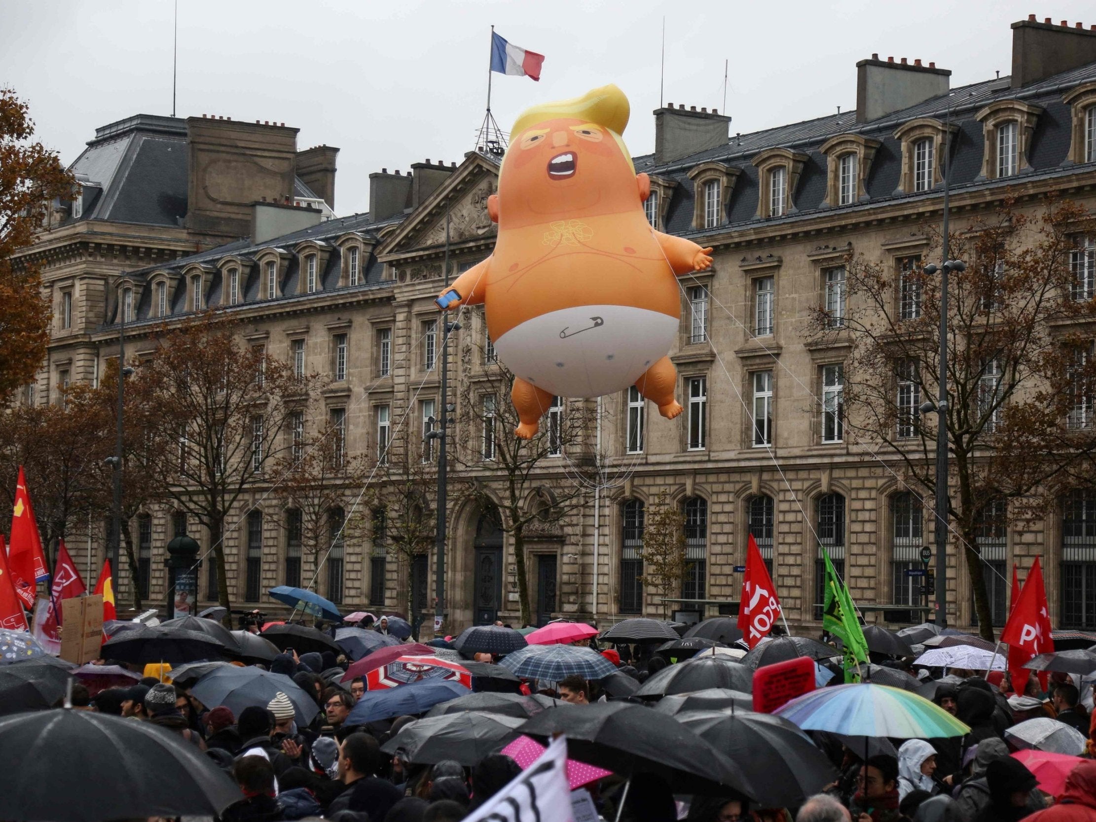 Trump baby balloon flies in Paris for US president&apos;s Remembrance Day visit