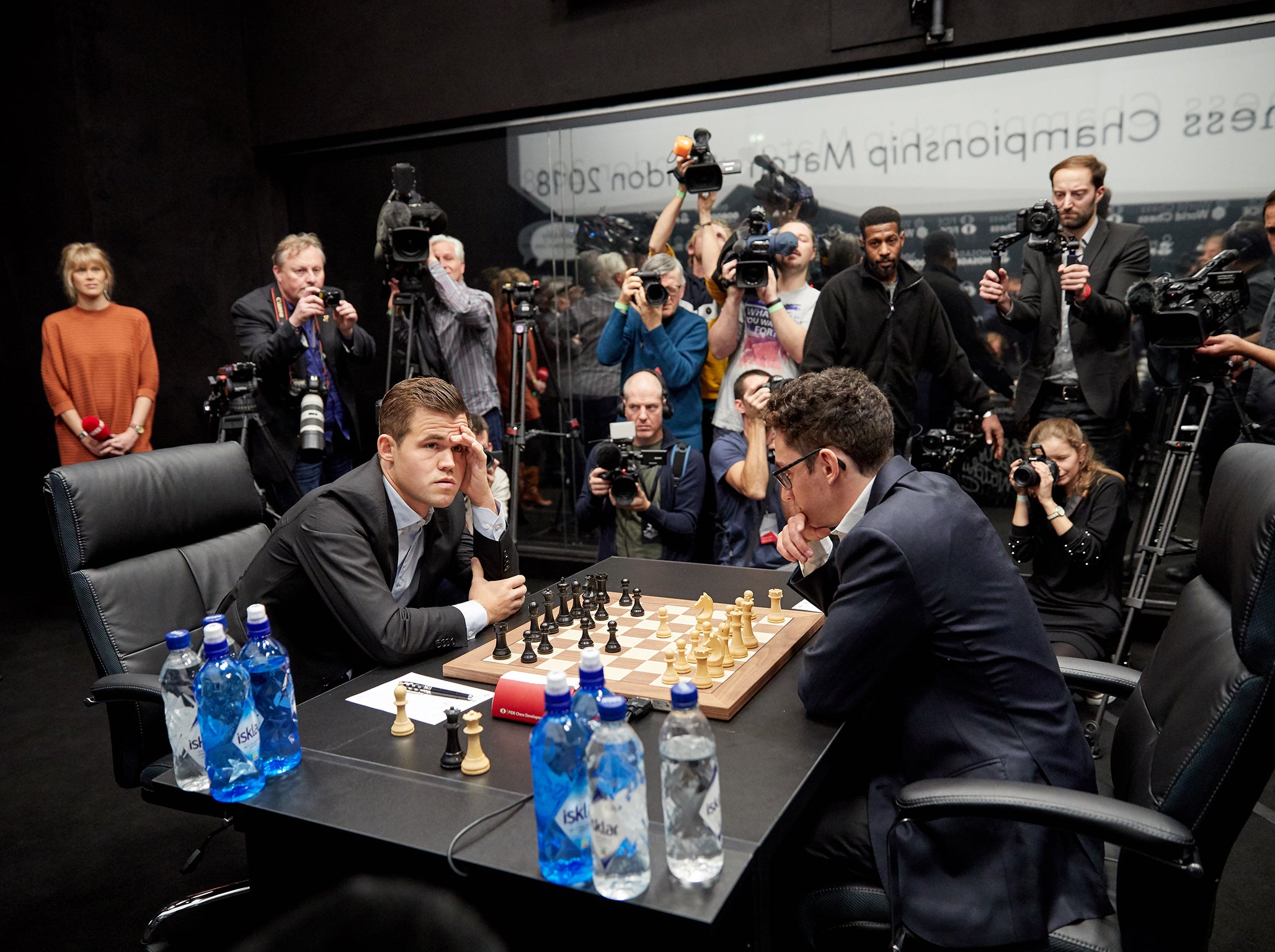 The College, London, UK. 26th Nov, 2018. 2018 World Chess Championship,  round 12, Magnus Carlsen versus Fabiano Caruana; Magnus Carlsen and Fabiano  Caruana consider the board Credit: Action Plus Sports/Alamy Live News