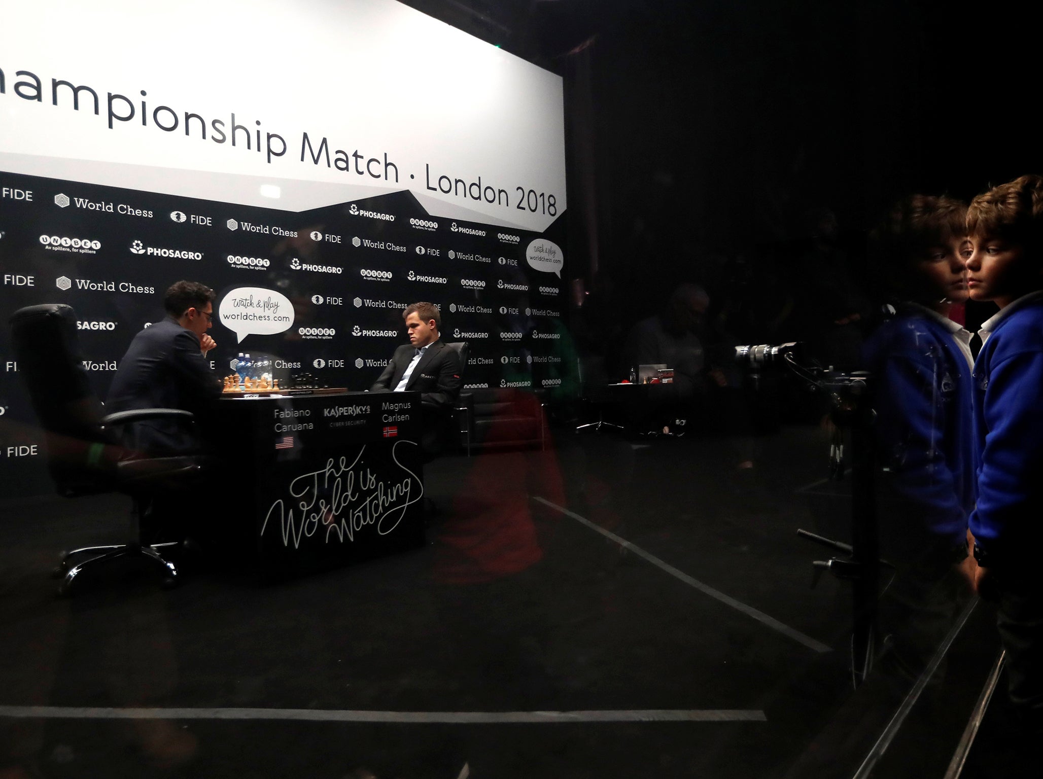 Behind unidirectional glass, Magnus Carlsen & Fabiano Caruana do battle at  the World Chess Championship, The Independent