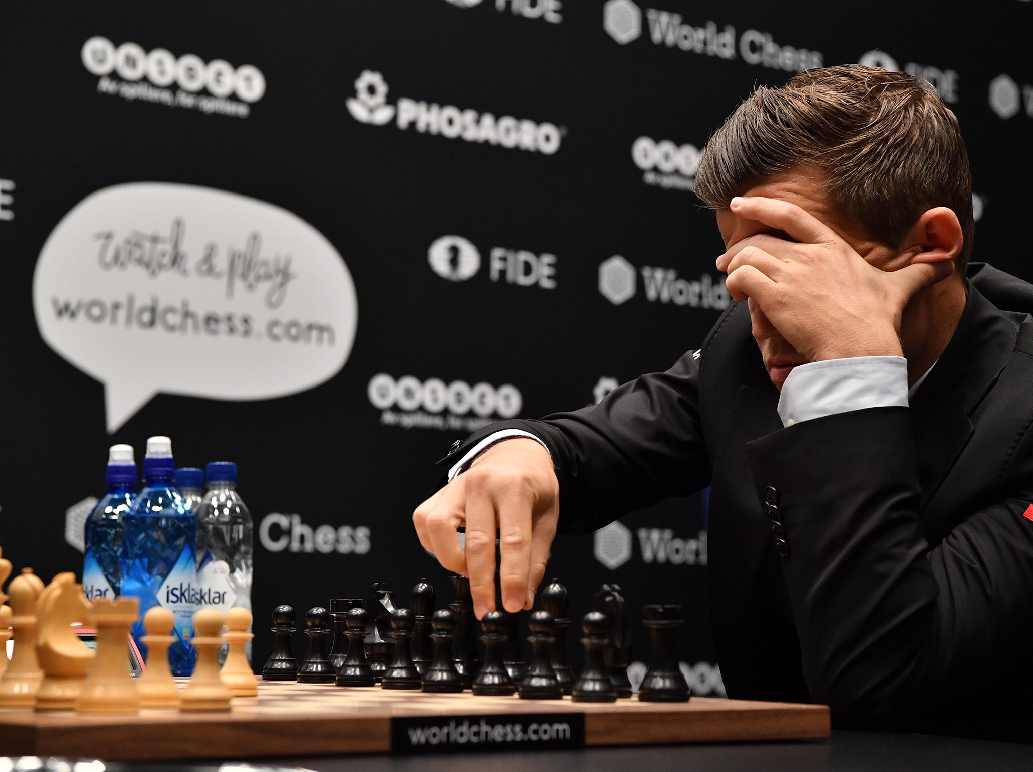 The College, London, UK. 26th Nov, 2018. 2018 World Chess Championship,  round 12, Magnus Carlsen versus Fabiano Caruana; Magnus Carlsen and Fabiano  Caruana consider the board Credit: Action Plus Sports/Alamy Live News