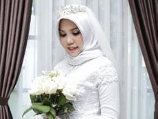 Lion Air crash victim's fiancée takes her wedding pictures alone