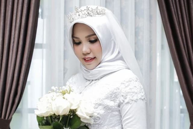 Intan Syari kept a promise to take wedding photos in the event her fiancé, Rio Nanda Pratama, could not attend their nuptials