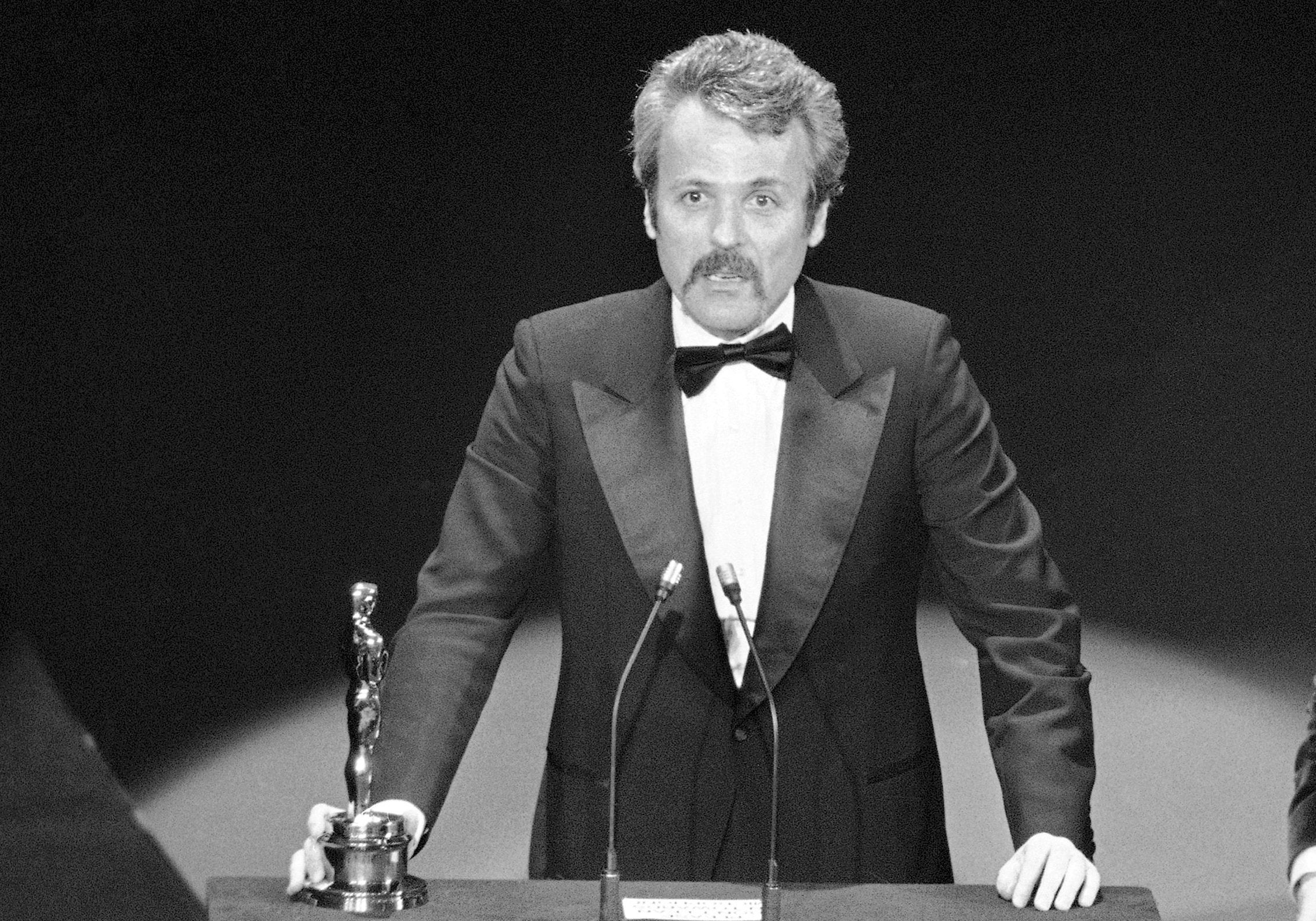 Goldman accepts his Oscar for ‘All the President’s Men’ in 1977
