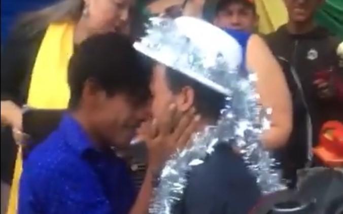 Gay couple from migrant caravan marry as they arrive in Mexico US