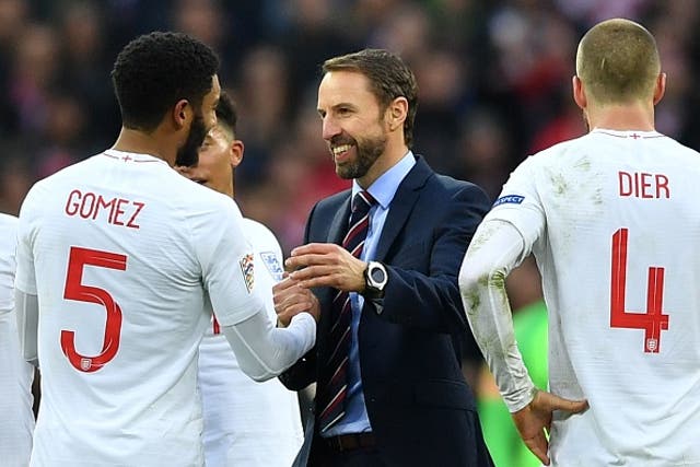 Gareth Southgate congratulates Gomez after the final whistle
