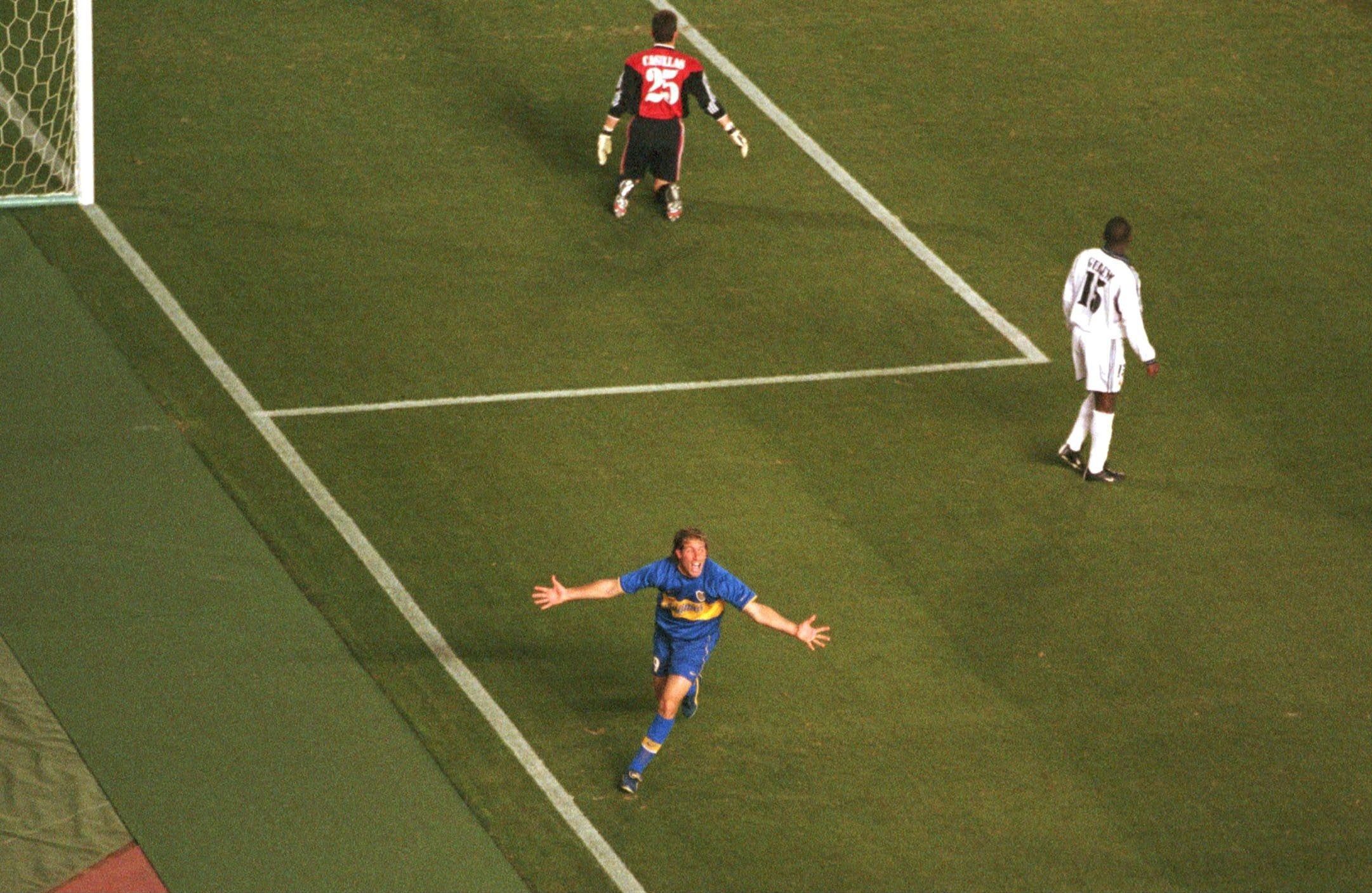 Martin Palermo scores the winner for Boca against Real Madrid in 2000