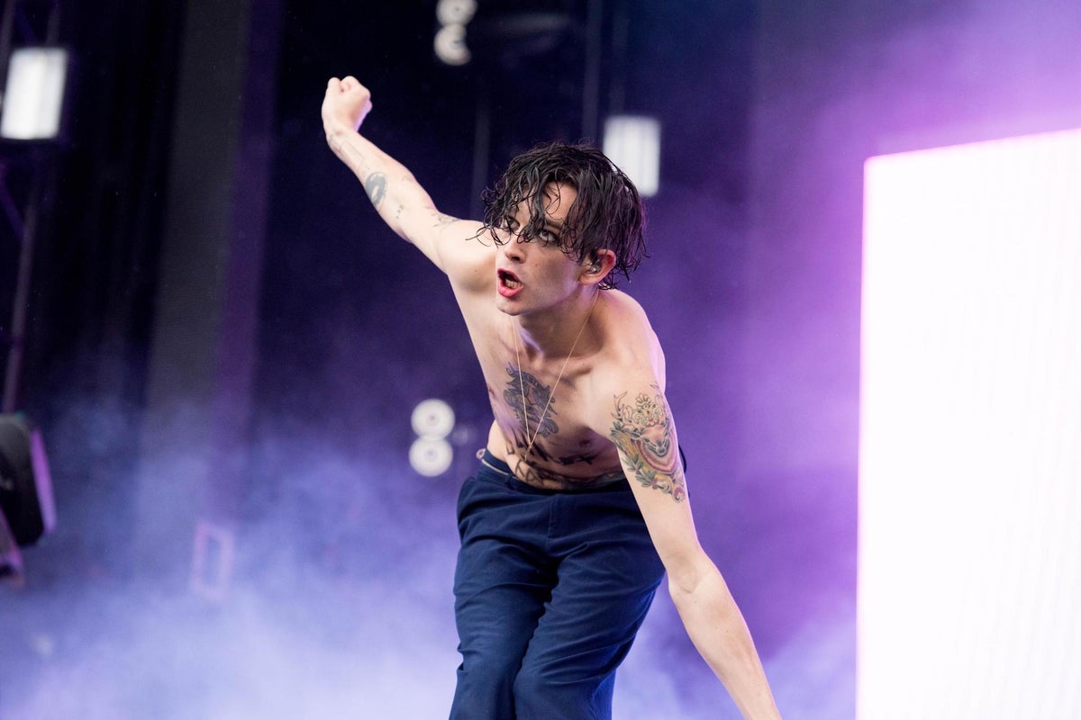The 1975 S Matty Healy Apologises For Comments About Hip Hop And Misogyny The Independent The Independent