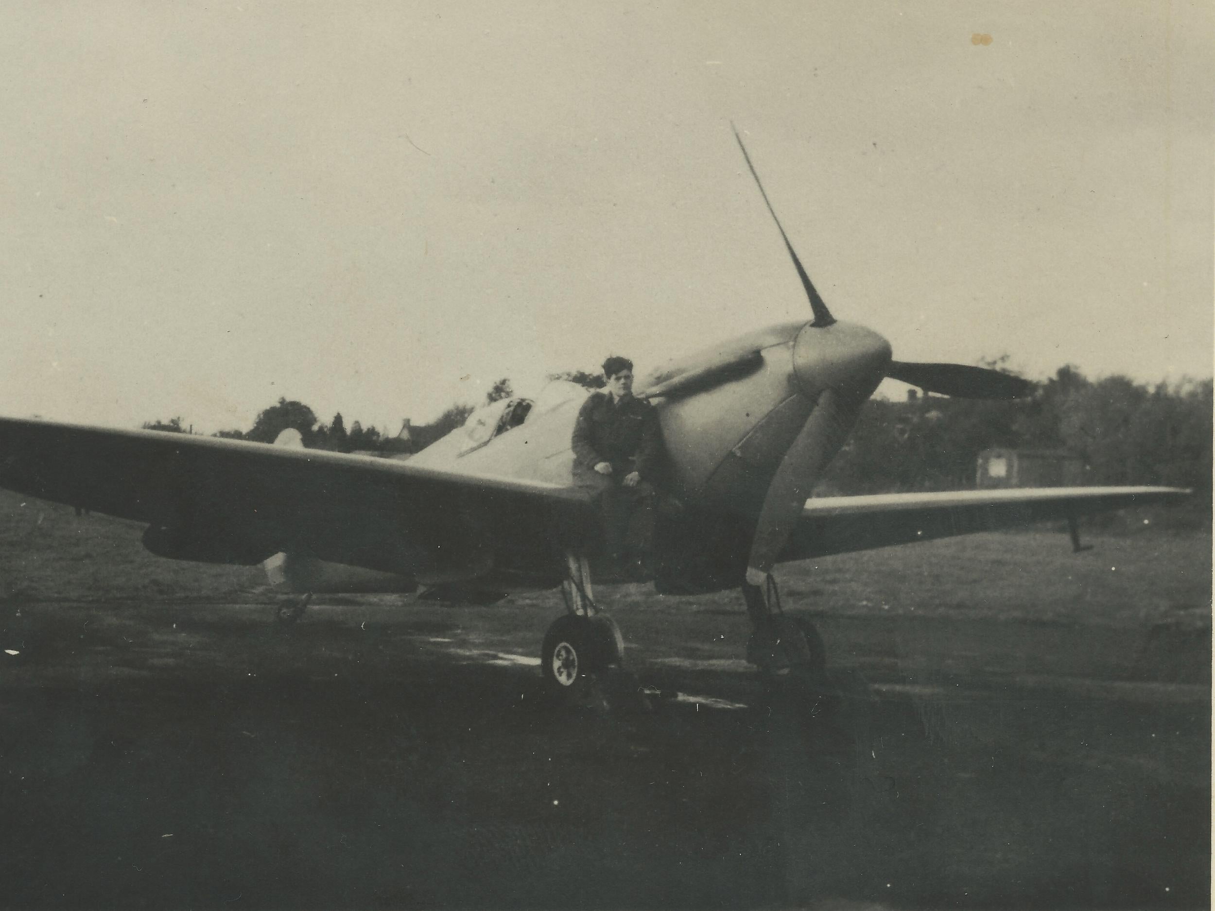 Alastair Gunn on the wing of a Spitfire at RAF Benson in 1941