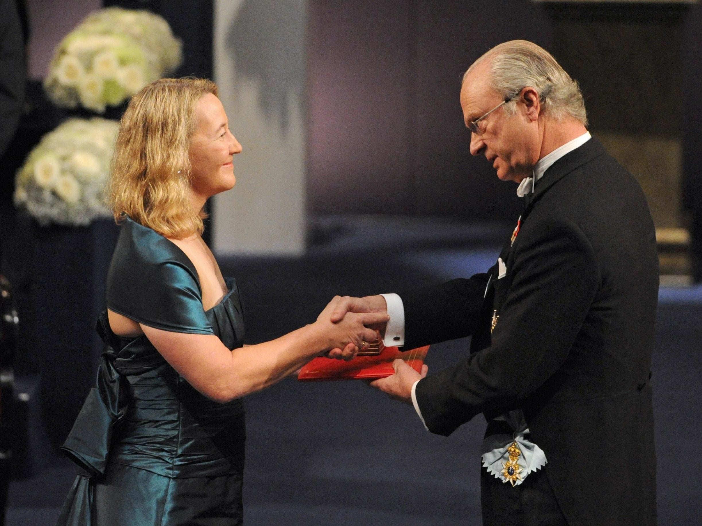 Carol Greider receives the Nobel Prize in Medicine from King Carl XVI Gustaf of Sweden in 2009