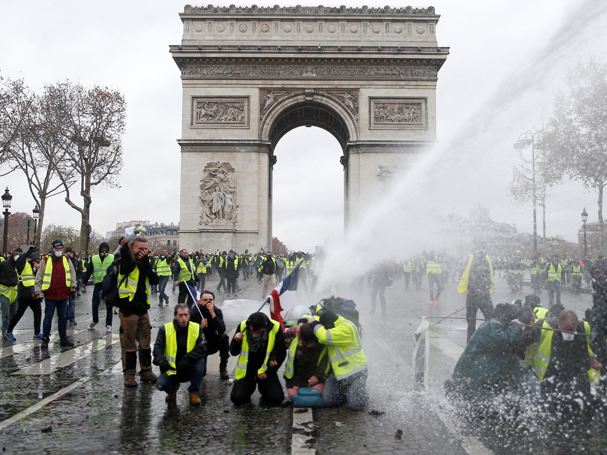 Gilet Jaunes Yellow Vest Protesters Fight Police Ransack